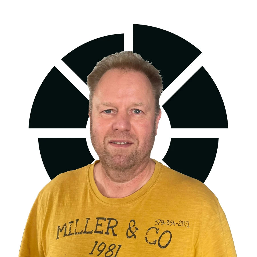 Maik unterstützt bei SolGenix tatkräftig im Lager, damit Du pünktlich Deine Bestellung erhälst.